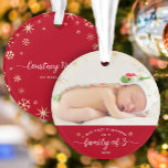 Familie von 3 Baby First Christmas Snowflake Foto Ornament<br><div class="desc">"Unser erstes Weihnachten als Familie mit drei Kindern." Ein spielerisches visuelle von Champagner-Goldschneeflocken über dem Foto Ihrer Wahl und handgeschriebene Schrift Typografie mit individuellem Jahr über Rot, hilft Ihnen, Weihnachten und Neujahr einzuläuten. Auf der Rückseite sorgen zusätzliche Champagner-Goldschneeflocken und personalisierte handgeschriebene Typografie von Babyname und Geburtsdatum für einen roten Hintergrund....</div>