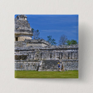 Familie von Touristen geht an alten Mayas vorbei Button