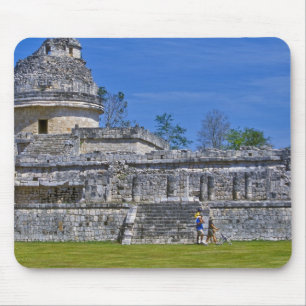 Familie von Touristen geht an alten Mayas vorbei Mousepad