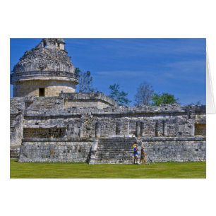 Familie von Touristen geht an uraltem Maya vorbei