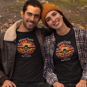 Familien-Rundreise Berg-Sonnenuntergang Retro-Stil T-Shirt