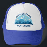 Familienausflug Custom Colorado City Blue Mountain Truckerkappe<br><div class="desc">Individueller Hut für Ihren Skiurlaub in den Colorado Bergen während Ihres Winterurlaubs. Diese coole Skifahrerkappe zeichnet sich durch einen niedlichen zeichn schneebedeckter Berge und einer blauen Landschaft aus. Ein großartiges Naturdesign für eine im Freien liebende Familie für ihre Naturexpedition.</div>