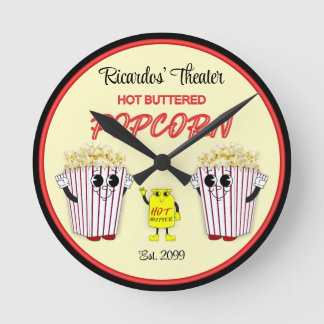 Familienfilmtheater mit heißer Butterblüte Runde Wanduhr