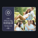 Familienfoto Collage Hanukkah Card Feiertagskarte<br><div class="desc">Niedliches, modernes Hanukkah-Urlaubskartendesign mit einer Foto-Collage mit Platz für drei Fotos Ihrer Familie mit einem Stern von David und Skizzen für ein handgefertigtes Gefühl. Handschrift Typografie liest Wünscht Ihnen eine glückliche Hanukkah. Personalisieren Sie das Design mit dem Namen Ihrer Familie und dem Jahr. Klicken Sie auf die IT-Schaltfläche CUSTOMIZE, um...</div>