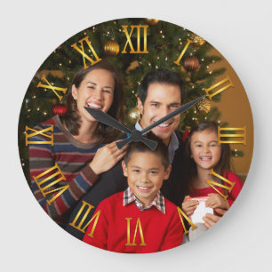 Familienfoto Goldener Gradient Römische Ziffern Große Wanduhr