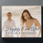 Familienfoto Hochzeitsvorlage niedliches Zitat Fotoplatte<br><div class="desc">Laden Sie das Lieblings-Landschaft-Foto Ihres Paares hoch (horizontal ausgerichtet) und machen Sie diese Plakette zu einem besonderen Familiengeschenk.            Sie können Ihre eigene Plakette erstellen,  indem Sie Bild,  Text und Namen ändern.</div>