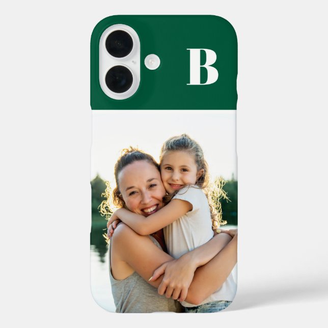Familienfoto mit Monogramm in Jägergrün iPhone 16 Hülle (Rückseite)