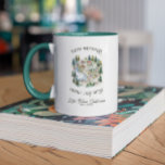 Familienhaus | Cabin Map Monogram Tasse<br><div class="desc">Mit diesem wunderschön gestalteten Family Lake House feiern Sie Erinnerungen in gepflegter Atmosphäre | Kabinenkarte Monogramm Tasse. Mit einer illustrierten Karte Ihres besonderen Seehauses oder Ihrer speziellen Kabine bringt diese maßgeschneiderte Tasse die Wärme Ihres Urlaubsorts direkt in Ihre Zuhause. Dieser personalisierte, ruhige Sake ist ideal für gemütliche Morgenstunden oder als...</div>