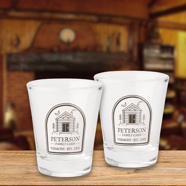 Familienkabine Rustikale Holzdekoration Personalis Schnapsglas (Personalized Family Cabin Date Established Rustic Decor Custom Shot Glass)