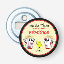 Familienkinosaal mit heißem Butterpopcorn 