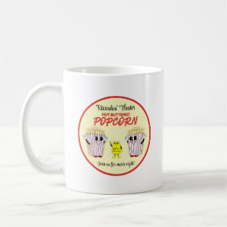 Familienkinosaal mit heißem Butterpopcorn Kaffeetasse