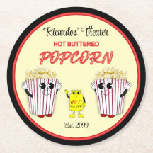 Familienkinosaal mit heißem Butterpopcorn