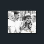 Familienname B/W Portrait Groß Leinwanddruck<br><div class="desc">Schwarz-Weiß-Portrait-Leinwand. Groß. Typografie. Schwarz-Weiß-Filter auf Portrait angewendet. Familienname. Skript.</div>