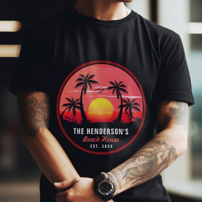 Familienname Beach House Retro Sunset Souvenirs 60 T-Shirt (Von Creator hochgeladen)