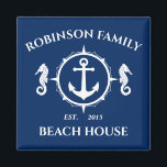 Familienname Beach House Seepferd Anchor Navy Blue Magnet<br><div class="desc">Stilvoller Kühlschrank-Magnet mit Ihrem personalisierten Familiennamen oder anderen Texten und einem eigenen nautischen Anker und Seepferd in Weiß auf Marineblau oder wählen Sie Hintergrundfarben,  um Ihre Einrichtung. Macht ein großartiges,  einzigartiges Geschenk.</div>