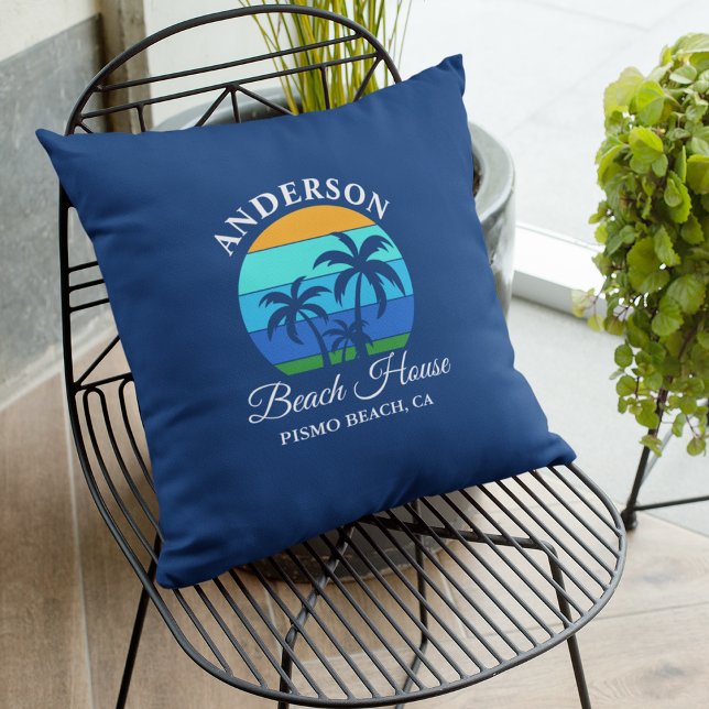 Familienname Beach House Sun Palm Trees Blue Kissen (Customize to change text size, style or background color.)