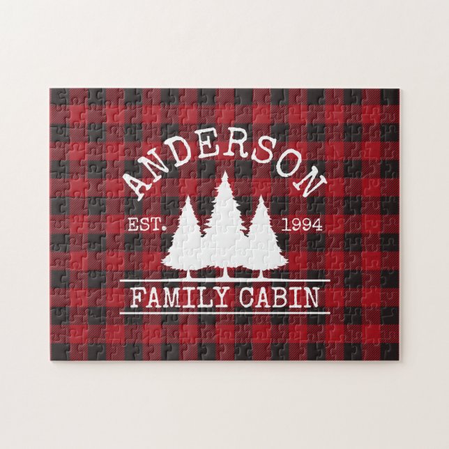 Familienname Cabin Red Buffalo Karierte Pinienbäum (Horizontal)