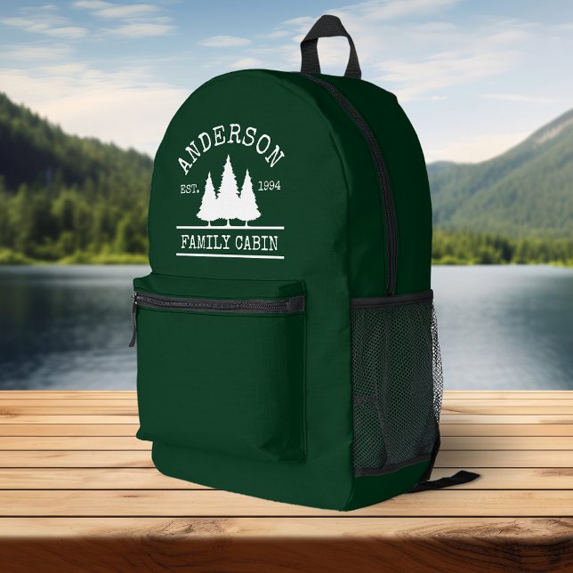Familienname der Kabine Grün mit Kiefern Bedruckter Rucksack (Customize change text size, text style or to add text to pocket.)