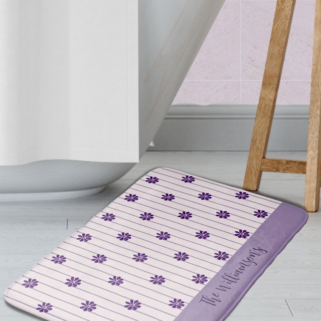 Familienname Indizien-Blume, rot und violett gestr Badematte (Family Name Indigo Flowers, Blush & Violet Striped Bath Mat)