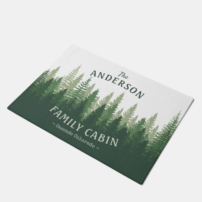 Familienname Kabine Lage Pine Tree Forest Fußmatte (Schrägansicht)
