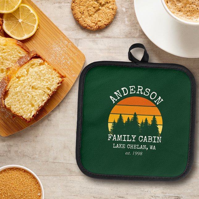 Familienname Kabine Pine Trees Sunset Green Topflappen (A great addition to your kitchen.)