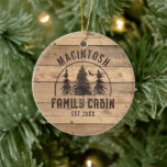 Familienname Kabine Rustikaler Wald Personalisiert Keramik Ornament<br><div class="desc">Erstellen Sie ein personalisiertes Familienhüttenschmuck mit einem rustikalen, rustikalen Holzplankdesign mit Waldkiefernbäumen und NAME FAMILY CABIN und etablierten Datum oder anderen Text in braun. HILFE: Für Hilfe bei der Modifizierung oder Personalisierung des Designs, bei der Übertragung des Designs auf ein anderes Produkt oder wenn Sie die Dinge koordinieren möchten, wenden...</div>