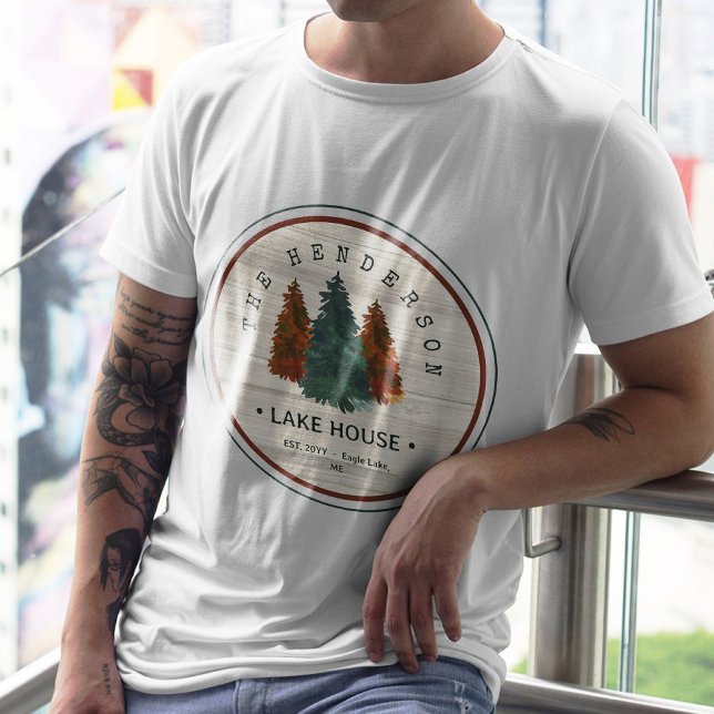 Familienname Lake House Pine Tree Hintergrund T-Shirt (Von Creator hochgeladen)