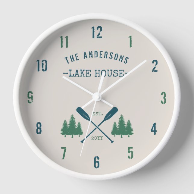 Familienname Lake House Rustikale Oars Pine Trees Uhr (Vorderseite)