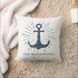 Familienname Nautic Anchor Navy Blue Kissen<br><div class="desc">Ein einzigartiger nautischer marineblauer Anker mit Ihrem Familiennamen auf einem weißen Kissen für Ihr Boot oder Ihre Hütte an der Küste. Sowohl Anker als auch Typ haben einen bedrückten Holzschnitt-Effekt,  um Zeichen hinzuzufügen,  und die Schrift stammt aus den 1700er Jahren.</div>