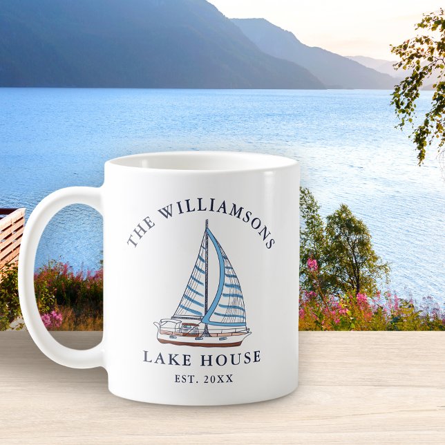 Familienname Nautical Blue Sails Boat Lake House Kaffeetasse (Von Creator hochgeladen)