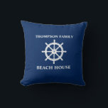 Familienname Nautical Ships Wheel Helm Navy Blue Kissen<br><div class="desc">Ihr Personalisierter Familienname mit dem Rad-Helm eines Nautical Classic Ships auf einem Custom Throw Kissen Kissen.</div>