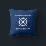 Familienname Nautical Ships Wheel Helm Navy Blue Kissen<br><div class="desc">Ihr Personalisierter Familienname mit dem Rad-Helm eines Nautical Classic Ships auf einem Custom Throw Kissen Kissen.</div>