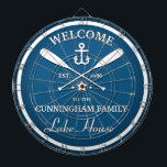 Familienname | Oars und Anchor Custom Blue Dartscheibe<br><div class="desc">Spaß "Willkommen im Seehaus" personalisierte Dartscheibe. Ändern Sie den Namen,  das Jahr und den Namen Ihres Urlaubs (Strandhaus,  Hütte,  Ferienhaus,  etc.),  um dies zu einem wunderbaren Geschenk zu machen.</div>