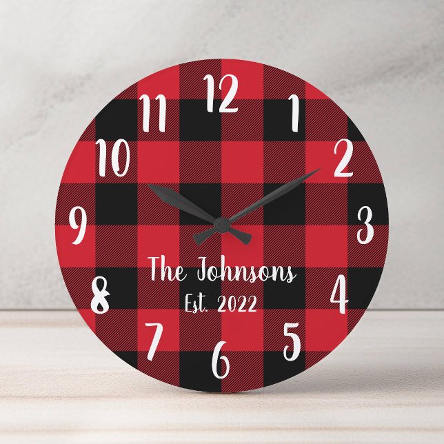 Familienname Red Buffalo Kariert Runde Wanduhr (Family Name Red Buffalo Plaid Round Clock)