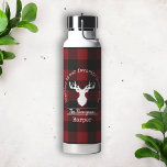 Familienname Rot und Black Buffalo Kariert Trinkflasche<br><div class="desc">Das Produktdesign zeichnet sich durch eine Silhouette eines Hirsches auf einem klassischen karierten Büffel in Rot und Schwarz aus. In Kombination mit Ihrem eigenen personalisierten Text macht diese Komposition eine rustikale,  moderne und einzigartige Wasserflasche - Geschenkidee für Erntedank,  Weihnachten,  Wiedersehen oder andere besondere Ansammlungen!</div>