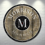 Familienname Rustikales Holz Dartscheibe<br><div class="desc">Dieses rustikale Dartboard ist die perfekte Ergänzung zu Ihrem Familienhaus, Seehaus, Spielzimmer, menschliche Höhle und vielem mehr. Es verfügt über ein fett formatiertes Anfangsmonogramm in der Mitte, wobei Ihr Familienname stolz oben angezeigt wird. Die untere liest "Beach House", aber diese kann an jeden Ort, Thema oder Anlass angepasst werden. Das...</div>