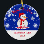 Familienname Snowman Keramik Ornament<br><div class="desc">Schöne und Niedliche Weihnachtsschmuck. Dieses Ornament wird von Weihnachten inspiriert, Magst du Schneeflocken, Schneemänner und blaue Farben? Klicken Sie auf Personalisieren, um mit der Anpassung zu beginnen!</div>