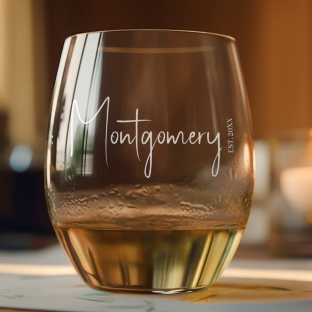 Familienname Stemless Wine Glass Weinglas Ohne Stiel (Family name in chic white lettering on stemless wine single glass, set of 2 or set of 4)