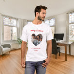 Familienname Weihnachten Foto T-Shirt<br><div class="desc">Weißes Shirt. Personalisieren und fügen Sie Ihr eigenes Foto. Herzförmige Rahmen. Geben Sie Ihren Familiennamen und das Jahr ein. Roter Text.</div>