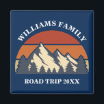 Familienstreit Vacacation Mountains Custom Wieders Magnet<br><div class="desc">This awesome sunset over rocky mountains in nature makes a great image for a keepsake magnet gift for a family reunion, road trip, or summer vacation. Commemorate your annual event by coordinating with matching ohrts for mom, dad, brother and sister. Just add your own last name and the year with...</div>