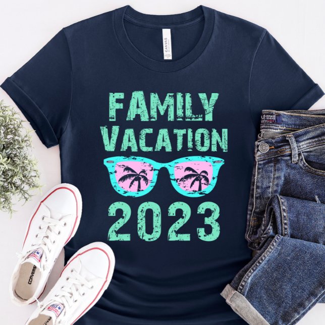 Familienurlaub 2023. Familienpassende Ferien T-Shirt (Von Creator hochgeladen)