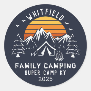 Familienurlaub passt zum Retro-Camping Runder Aufkleber