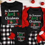 Familienweihnachtsknüpfen Erinnerungen zusammen T-Shirt<br><div class="desc">Feiern Sie die Urlaubssaison stilvoll mit unserem Custom Family Making Erinnerungen Together T - Shirt. Dieses Shirt ist nicht nur ein Kleidungsstück, sondern auch ein Symbol für die besonderen Momente, die Sie in dieser festlichen Zeit mit Ihren Lieben erschaffen werden. Dieser familienfreundliche Weihnachtsweihnachtsfest ist für Erinnerungen konzipiert und ist der...</div>