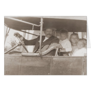 Famille dans la voiture vintage