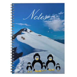 Famille de manchots dans le cahier de neige