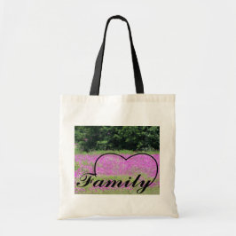 Famille et champ de fleurs roses sur un sac fourre