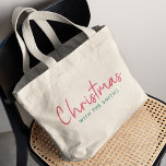 Family Christmas | Modern Minimalist Family Name Jumbo Stoffbeutel<br><div class="desc">Einfache,  stilvolle "Weihnachten mit dem ()" Zitat Tasche in modernen minimalistischen Typografie in festlich rot und grün. Das Design kann leicht mit Ihrem Familiennamen,  Jahr oder eigenen besonderen Gruß für super niedliche Urlaubsvibes personalisiert werden!</div>