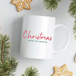 Family Christmas | Modern Minimalist Family Name Kaffeetasse<br><div class="desc">Einfache,  stilvolle "Weihnachten mit dem ()" Zitat Kaffee Tasse in modernen minimalistischen Typografie in festlich rot und grün. Das Design kann leicht mit Ihrem Familiennamen,  Jahr oder eigenen besonderen Gruß für super niedliche Urlaubsvibes personalisiert werden!</div>