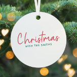 Family Christmas | Modern Minimalist Family Name Ornament Aus Metall<br><div class="desc">Einfache,  stilvolle "Weihnachten mit dem ()" Zitat Weihnachtsbaumschmuck in moderner minimalistischer Typografie in festlichem Rot und Grün. Das Design kann leicht mit Ihrem Familiennamen,  Jahr oder eigenen besonderen Gruß für super niedliche Urlaubsvibes personalisiert werden! Das Gegenteil ist in einem festlichen Grün.</div>