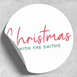Family Christmas | Modern Minimalist Family Name Runder Aufkleber<br><div class="desc">Einfache,  stilvolle "Weihnachten mit dem ()" Zitat Aufkleber in moderner minimalistischer Typografie in festlichem Rot und Grün. Das Design kann leicht mit Ihrem Familiennamen,  Jahr oder eigenen besonderen Gruß für super niedliche Urlaubsvibes personalisiert werden!</div>